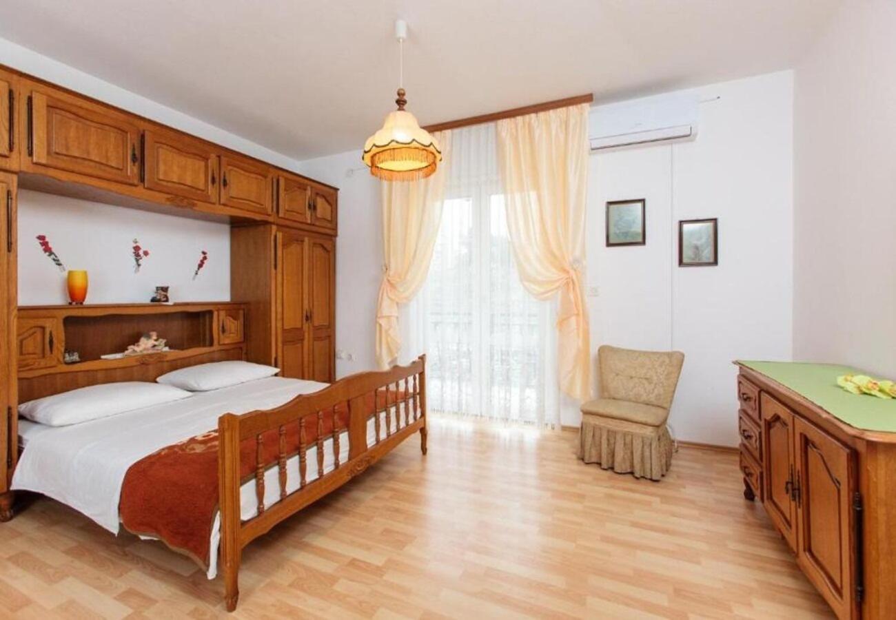 פודסטראנה Apartment Knez 1 - 50 M From Beach מראה חיצוני תמונה
