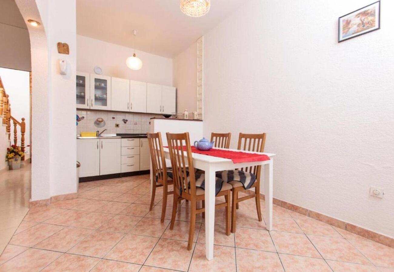 פודסטראנה Apartment Knez 1 - 50 M From Beach מראה חיצוני תמונה
